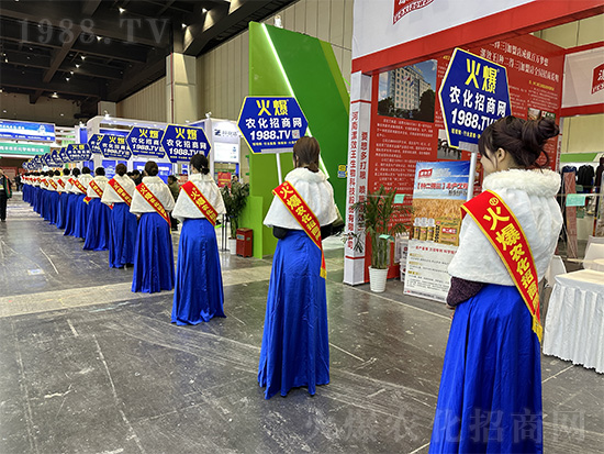 火爆網(wǎng)美女禮儀宣傳隊(duì)亮相2024中原農(nóng)資雙交會(huì)！